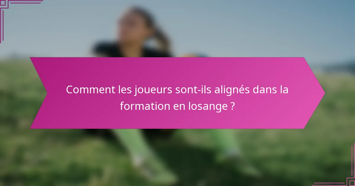 Comment les joueurs sont-ils alignés dans la formation en losange ?